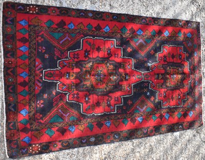 Lot 121 - A hand knotted woollen Baluchi rug, 158 x 90cm.