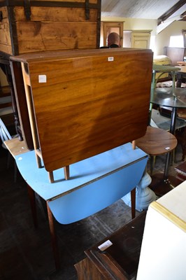 Lot 1033 - A vintage drop-leaf kitchen table with Formica...