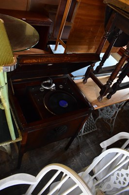 Lot 1050 - An oak cased gramophone.