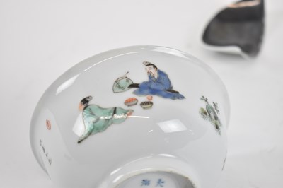 Lot 1043 - A Chinese Kangxi porcelain bowl with painted...