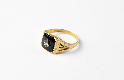 Lot 1053 - A gentlemen's vintage 9ct gold signet ring