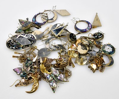 Lot 764 - A small quantity of costume jewellery to...