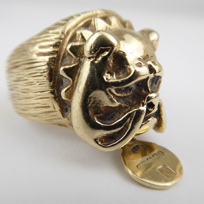 Lot 1061 - A vintage gentlemen's 9ct gold bulldog ring