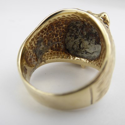 Lot 1061 - A vintage gentlemen's 9ct gold bulldog ring