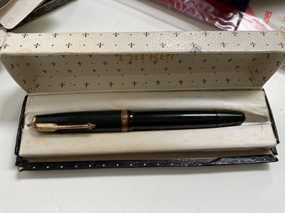 Lot 34 - A quantity of Parker pens, including a Parker...