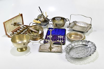 Lot 431 - A small quantity of assorted silver plate to...