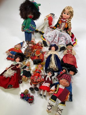 Lot 70 - A group of various dolls including an Armand...