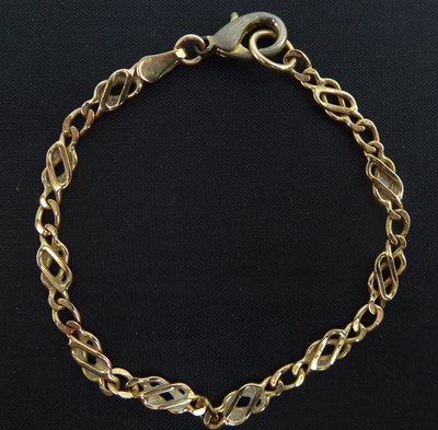 Lot 923 - Three 9ct gold bracelets