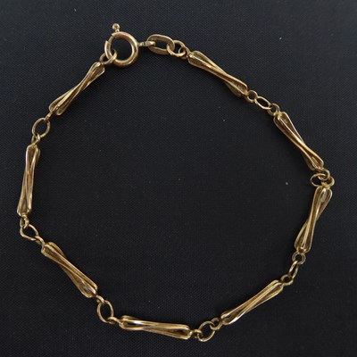 Lot 923 - Three 9ct gold bracelets