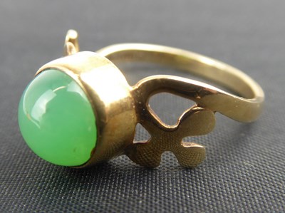 Lot 1034 - A 9ct gold Irish themed ring