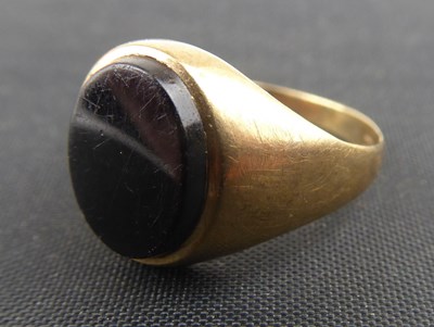 Lot 1039 - A 9ct gold small signet ring