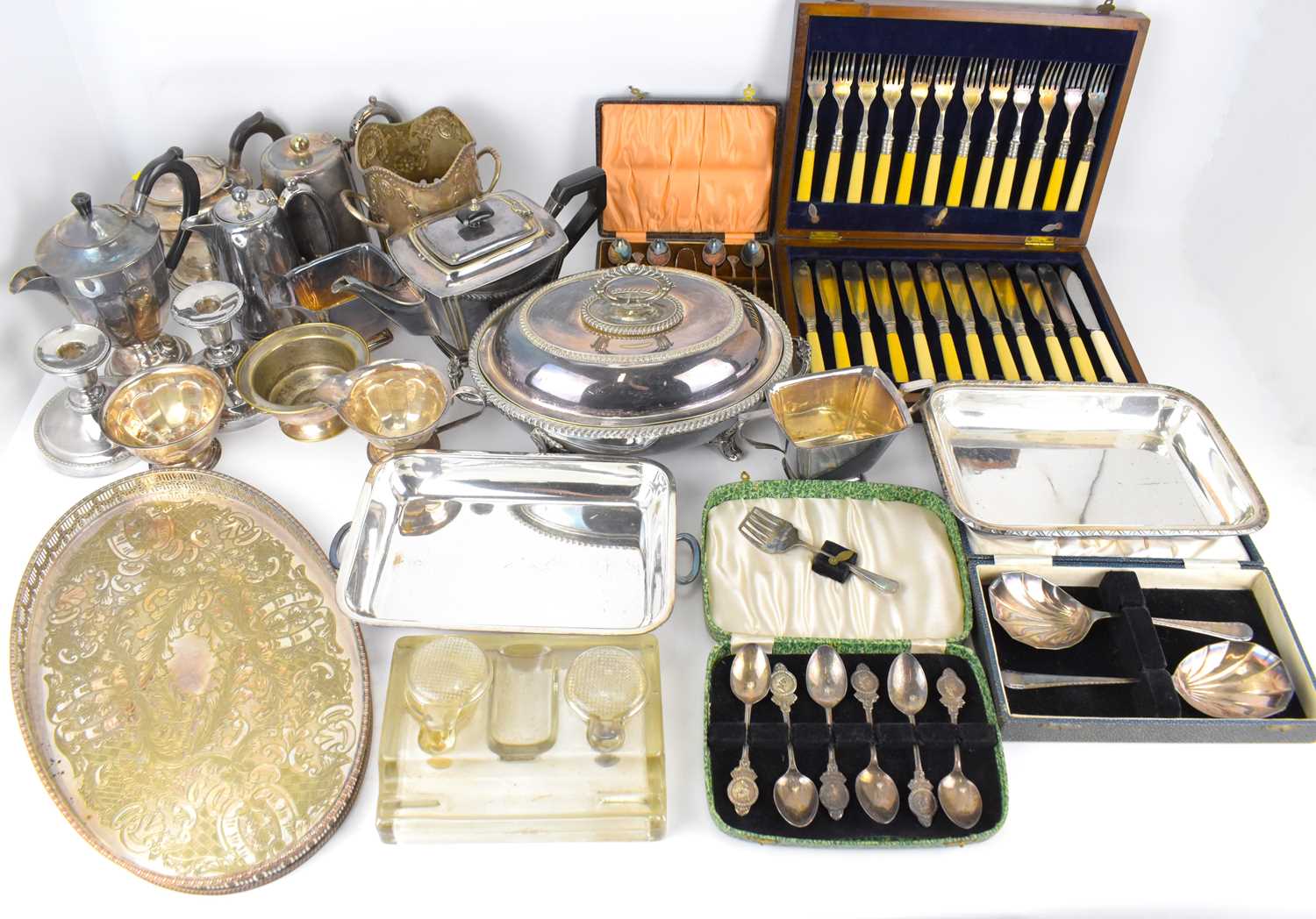 Lot 649 - A quantity of silver plated items, to