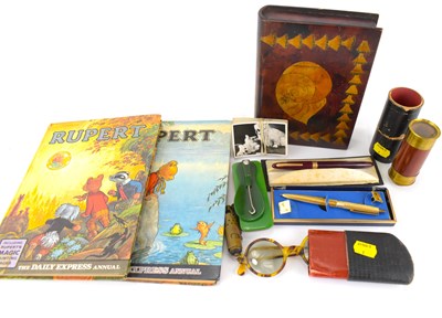 Lot 131 - Mixed collectibles to include a pocket...