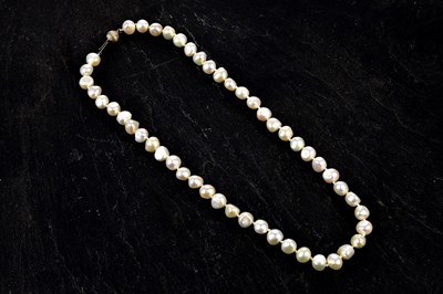 Lot 472 - A pearl necklace with sterling silver clasp,...