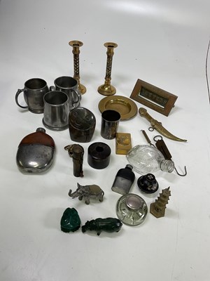 Lot 22 - A mixed lot of collectors' items, including a...