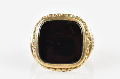 Lot 267 - A gentleman's 9ct yellow gold and black onyx...