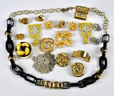 Lot 798 - A small collection of costume jewellery to...