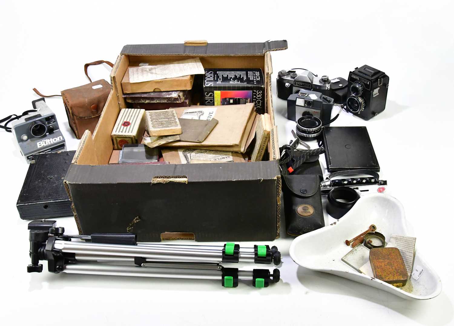 Lot 1562 - A collection of cameras and accessories, to...