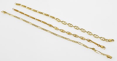 Lot 517 - An 18ct yellow gold bracelet, length 18cm,...