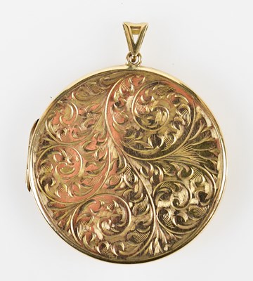 Lot 416 - A 9ct yellow gold circular engraved locket,...