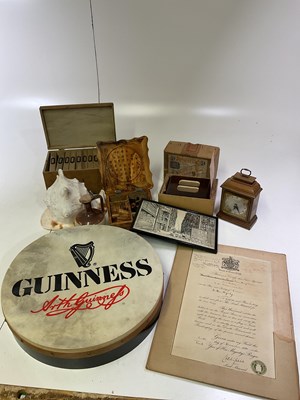 Lot 30 - A mixed lot of collectors' items, including a...