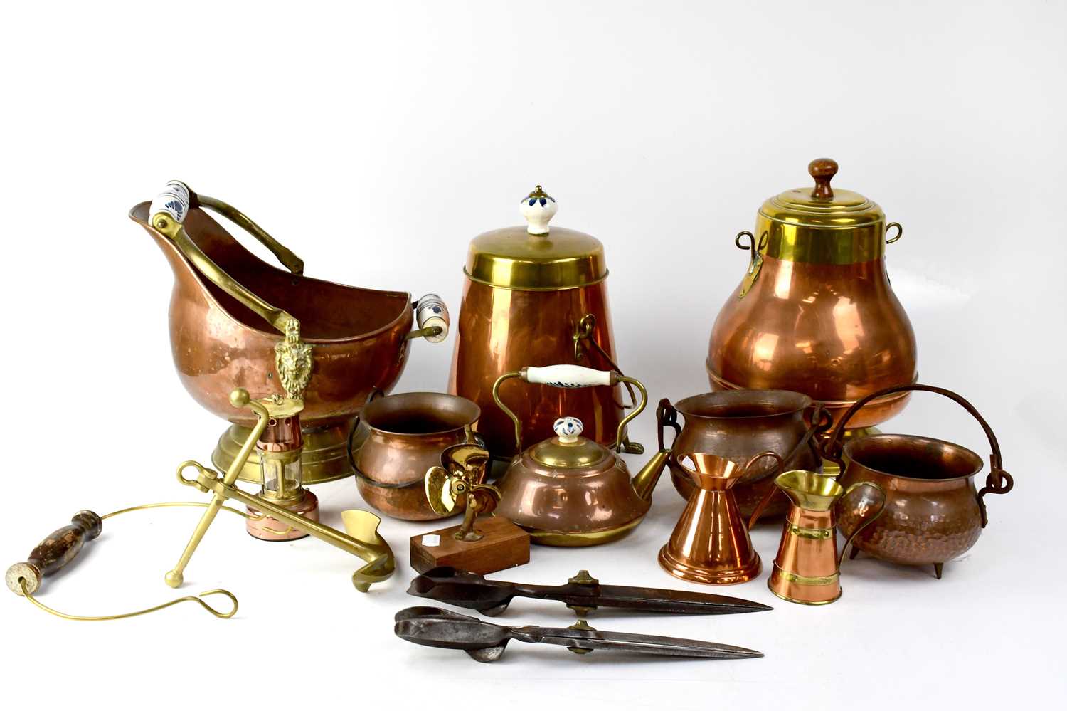 Lot 192 - A quantity of brass and copper ware