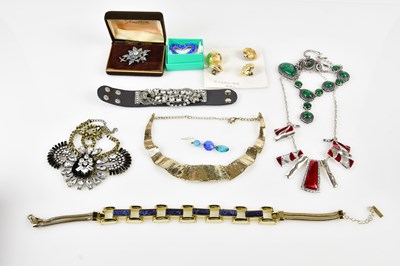 Lot 772 - A small selection of costume jewellery...