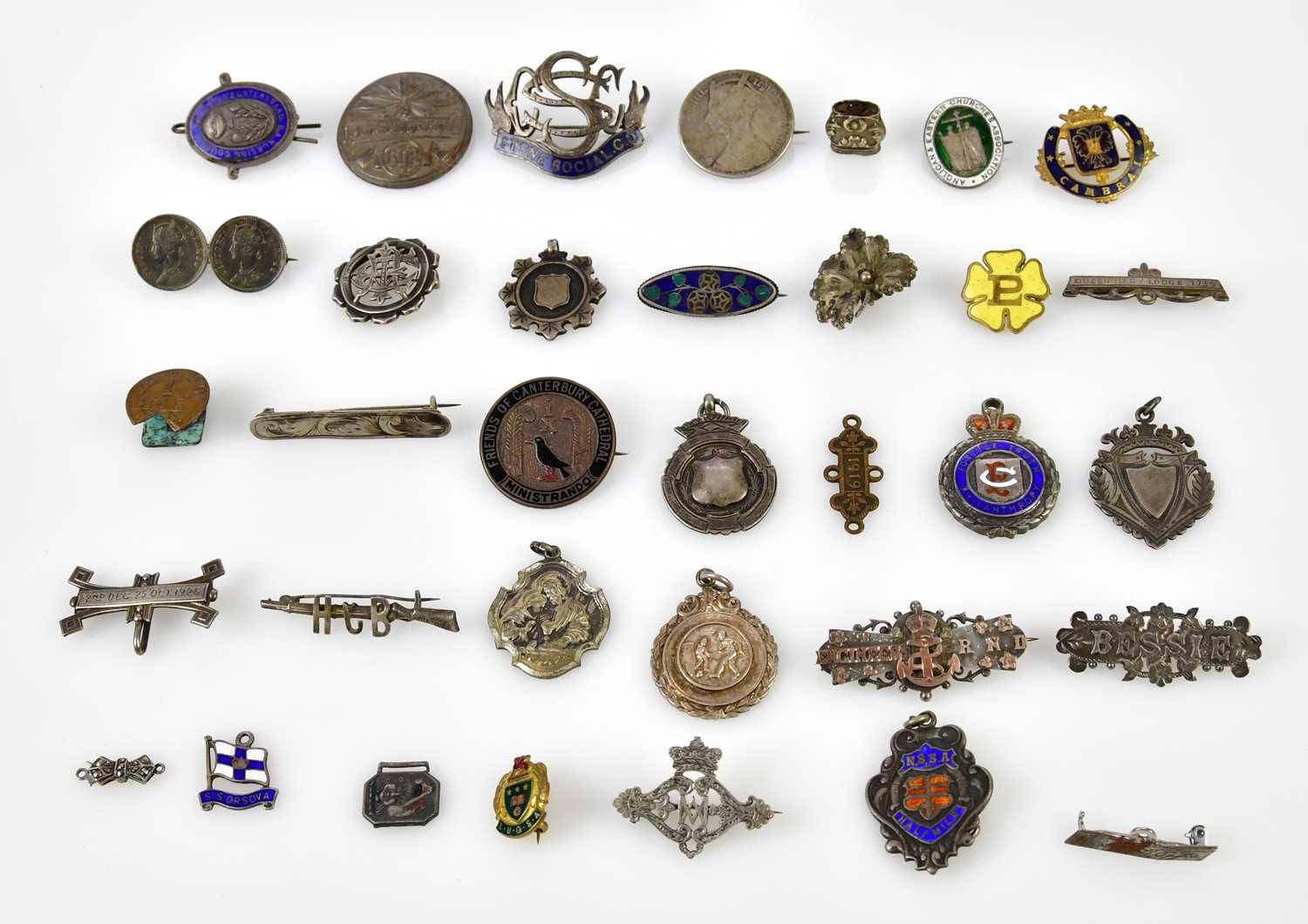 Lot 5019 - A collection of assorted badges and
