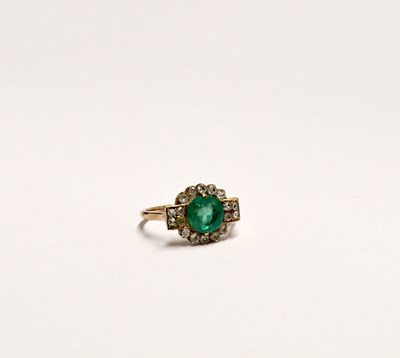 Lot 1084 - A yellow metal cluster ring
