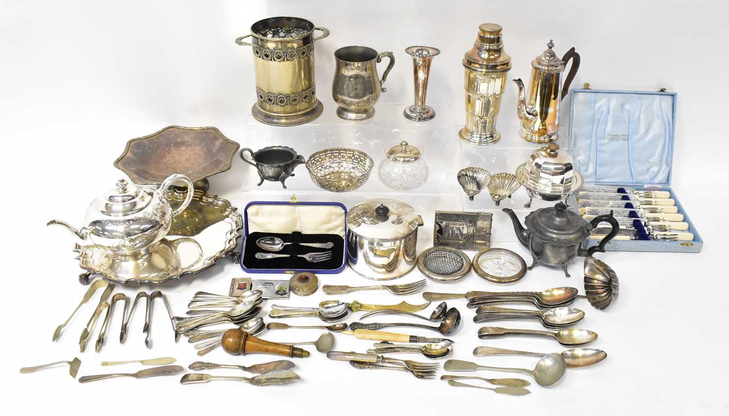 Lot 652 - A collection of silver plated items to include...