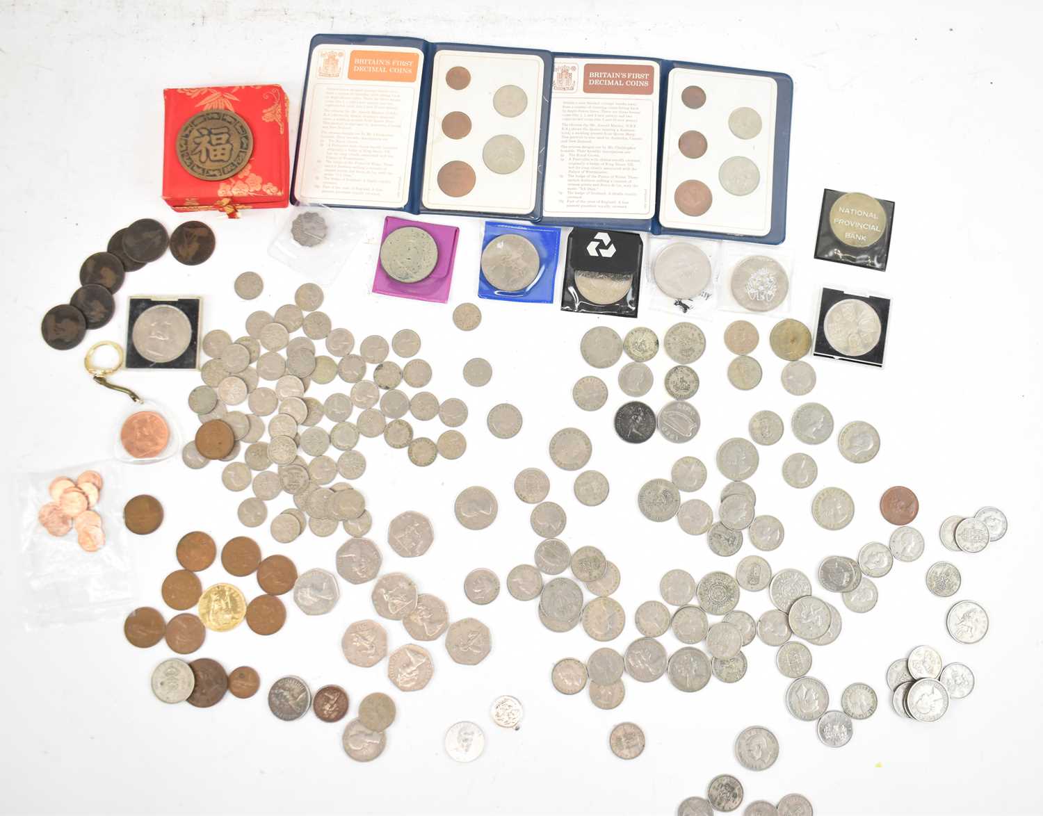 Lot 907 - A small quantity of all world coinage.
