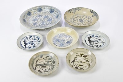 Lot 1038 - A large 17th century Chinese blue and white...