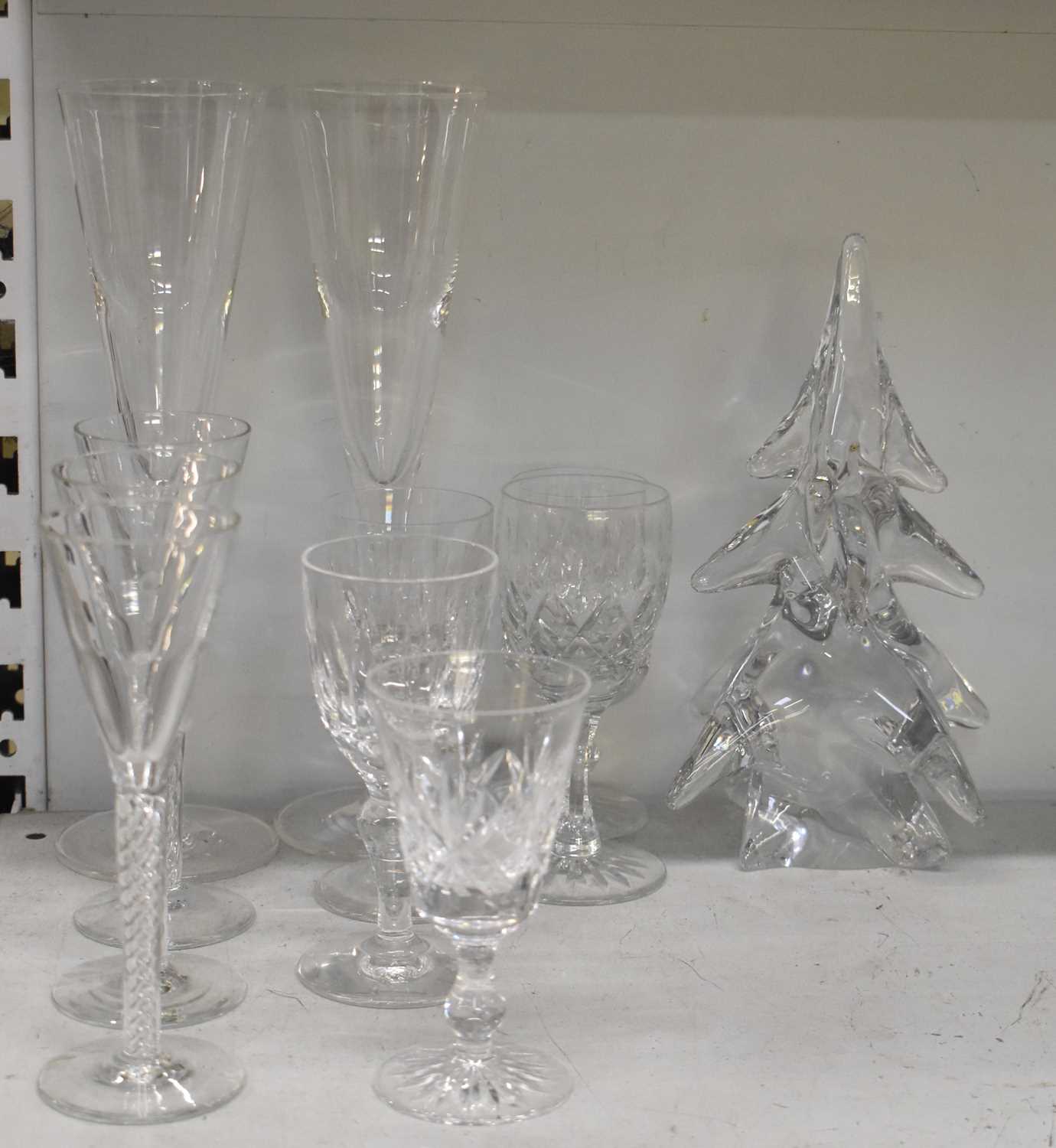 Lot 595 - A small quantity of cut and crystal glassware...