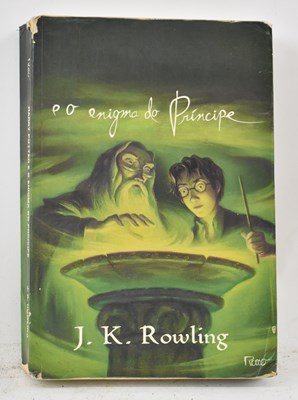 Lot 428 - J K ROWLING; Harry Potter e o Enigma do...