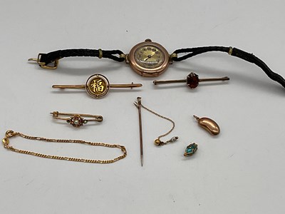 Lot 396 - A group of yellow metal and gold jewellery,...