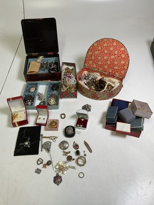 Lot 412 - A large collection of costume jewellery,...