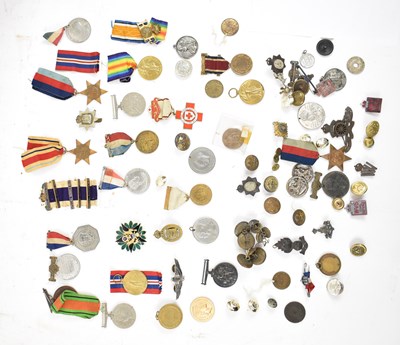 Lot 466 - A group of various buttons, medals, cap badges...