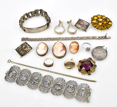 Lot 748 - A small collection of costume jewellery...