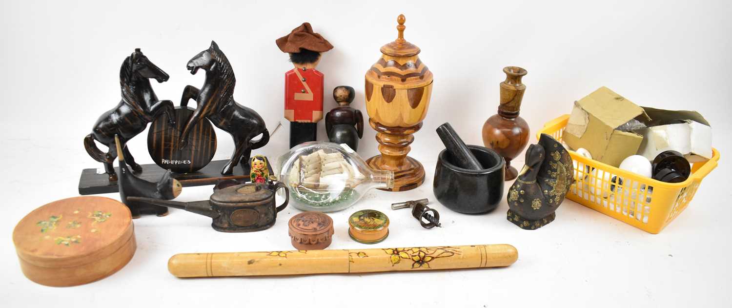 Lot 400 - A mixed lot of assorted treen, also a pestle...