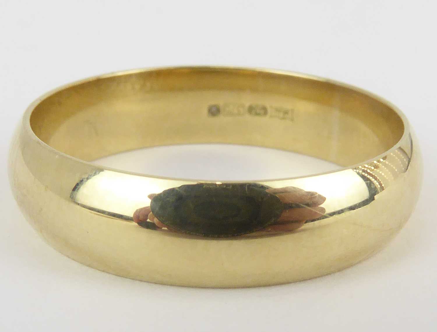 Lot 1029 - A 9ct gold band ring