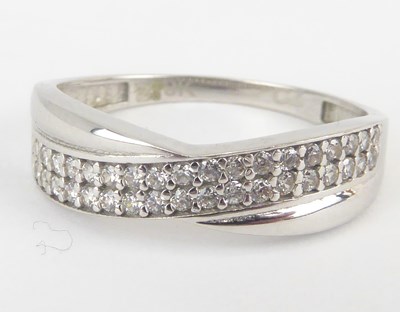 Lot 1050 - A 9ct white gold ring