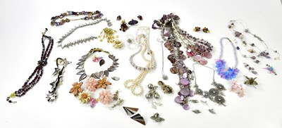 Lot 774 - A small collection of costume jewellery to...