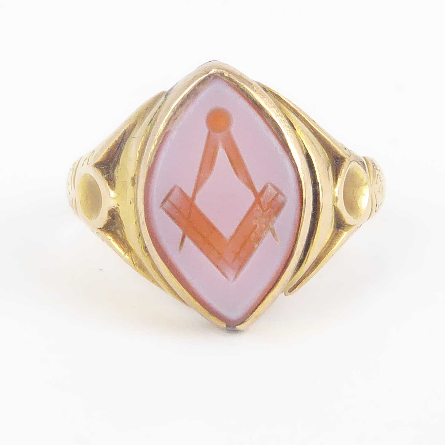 Lot 1021 - A vintage Masonic ring