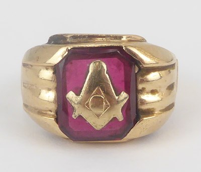 Lot 1020 - An early 20th century 10ct gold Masonic ring