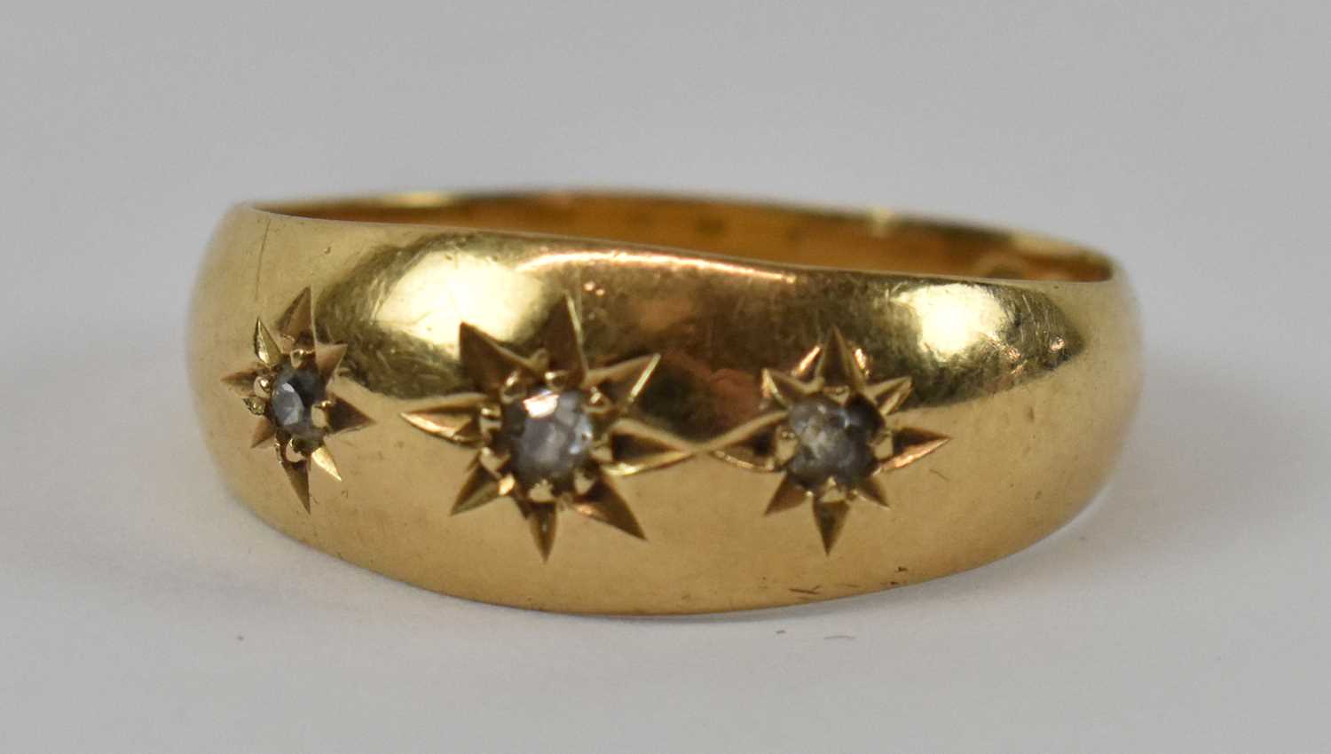 Lot 790 - An 18ct yellow gold gentleman's three stone