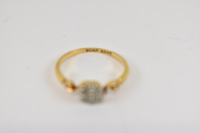 Lot 797 - An 18ct yellow gold flower head ring set with...