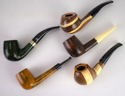 Lot 140 - Five collectible pipes, comprising two Vauen...