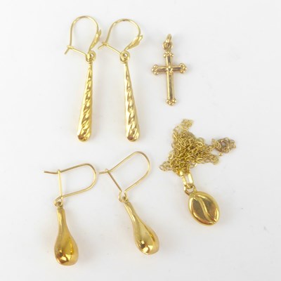 Lot 1122 - A group of 9ct gold jewellery to include two...