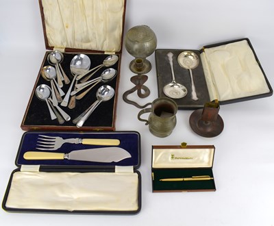 Lot 643 - Mixed metalware to include a pewter tankard, a...