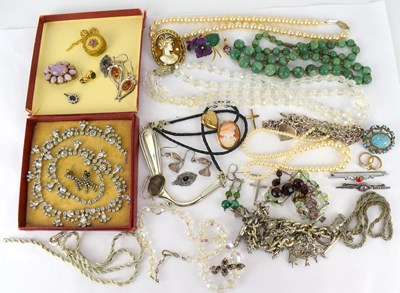 Lot 1157 - Various items of costume jewellery, to include...